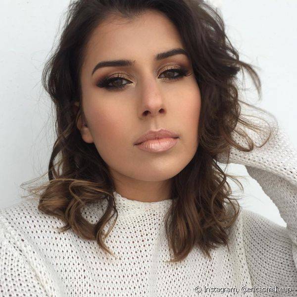 O metalizado nos olhos e o efeito glossy nos lábios são tendência de maquiagem para quem ama a proposta romântica e elegante (Foto: Instagram @ericasmakeup)